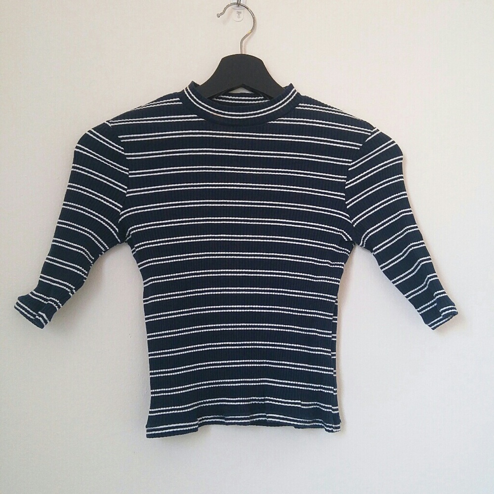 Stretchy navy crop top.